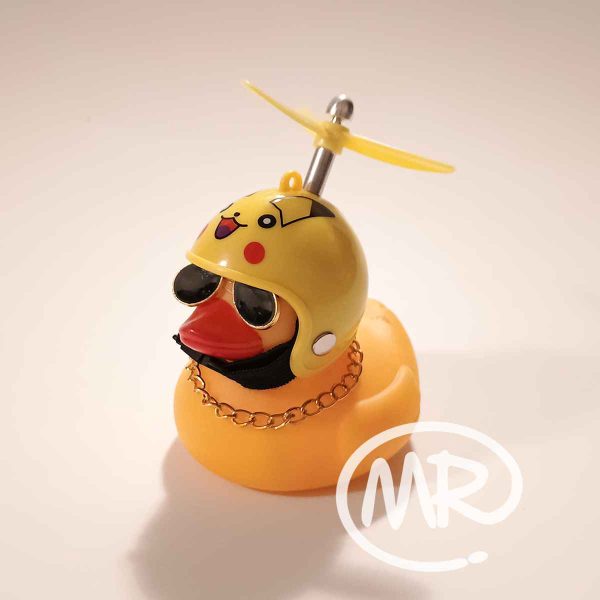 1. Figura Patito de hule con casco – Pikachu